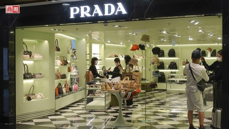 精品市場寒冬,Prada怎靠開餐廳、做太空服,做到連4年營收雙位數成長?