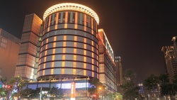 台中新光三越停業,為何讓當地人心碎?因電商無法取代這時刻!