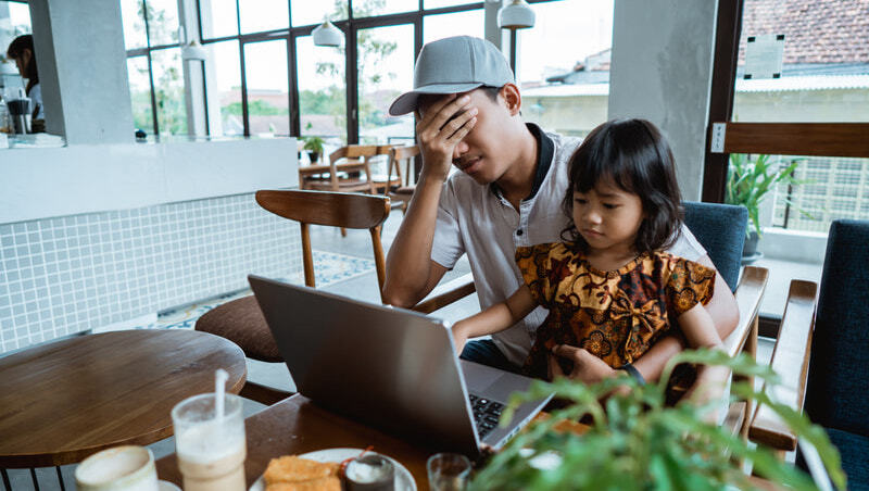 調查上百位人父發現：「5種壓力」讓他們憂鬱，收入不足最傷