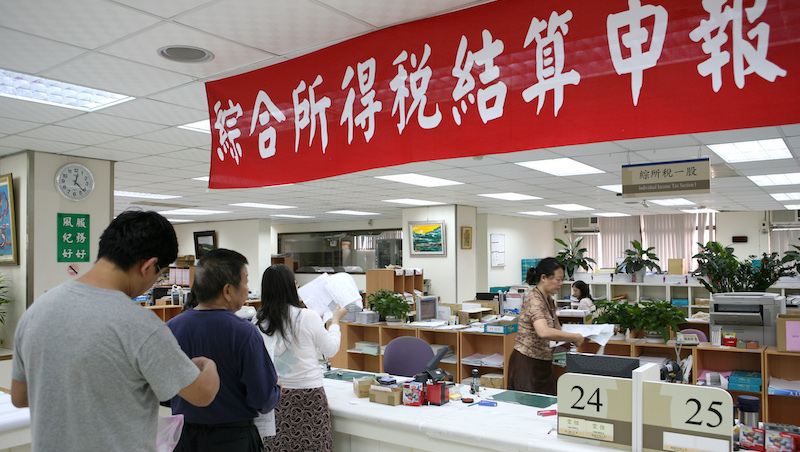 行政院：明年起四口家庭年所得164.1萬元以下，免繳綜所稅
