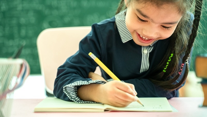 盯小孩寫功課好累！5步驟，養出主動寫作業的小孩