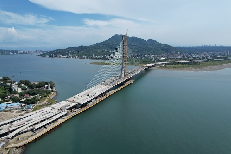 流標7次、3D曲面橋塔！淡江大橋如何打造抗7級強震、能「漂浮」的橋？