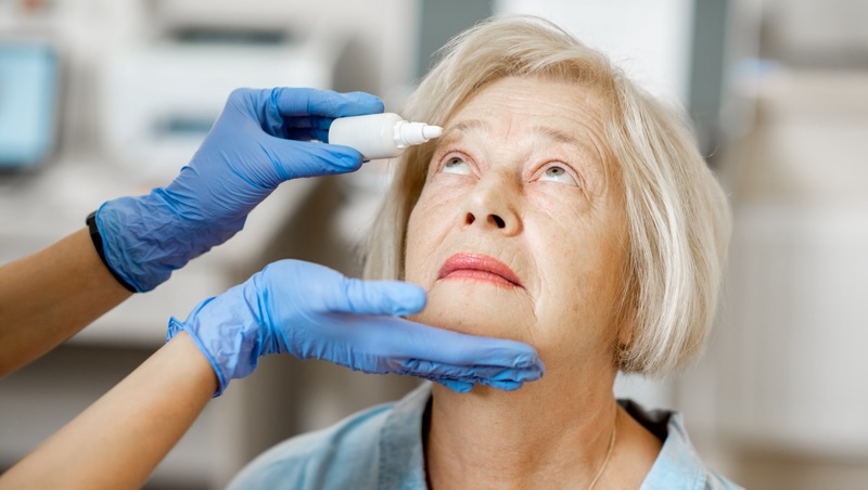 科學家發明老花眼藥水！可取代老花眼鏡？