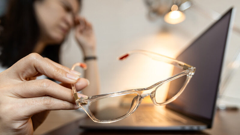 才40歲就老花？醫揭5大警訊「別再瞇眼硬撐」