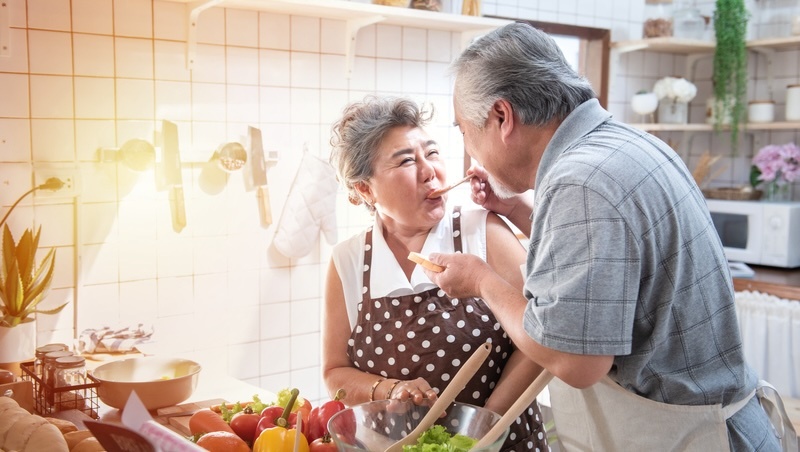 50歲夫妻不是沒有愛，而是忘了談戀愛！中年婚姻也該做的幼稚事