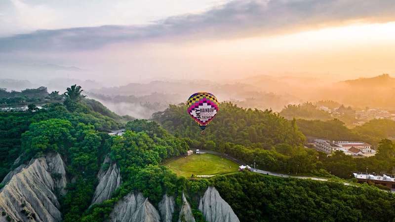 2025高雄愛月熱氣球連假登場！雙主場時間地點、繫留門票、交通資訊一次看