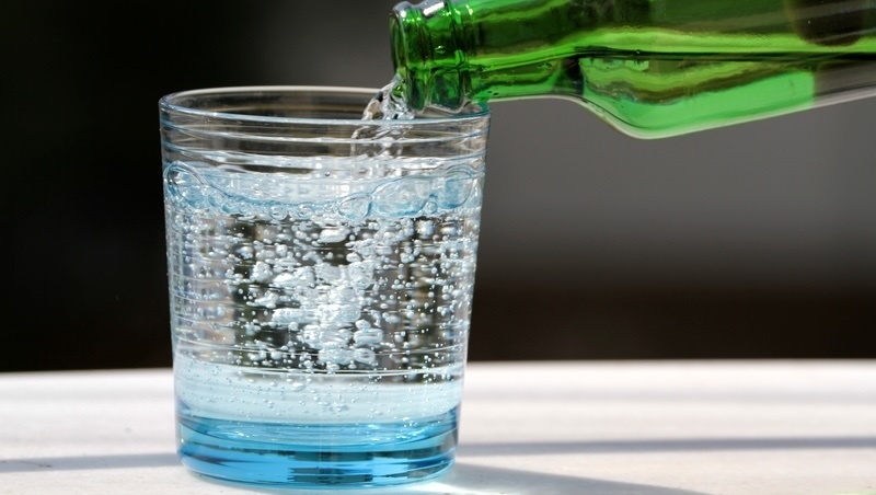 氣泡水無糖不等於無害！牙醫警告：天天喝恐侵蝕牙齒