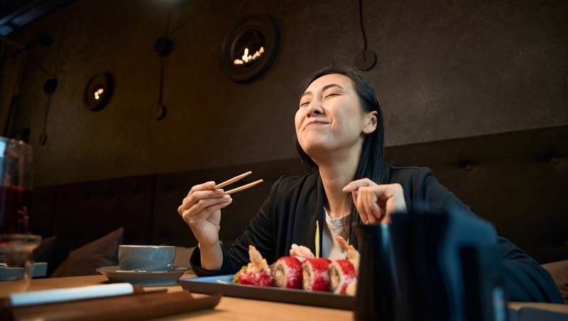 她40歲決定獨自幸福，吃板前壽司體悟：一個人就該自在吃飯