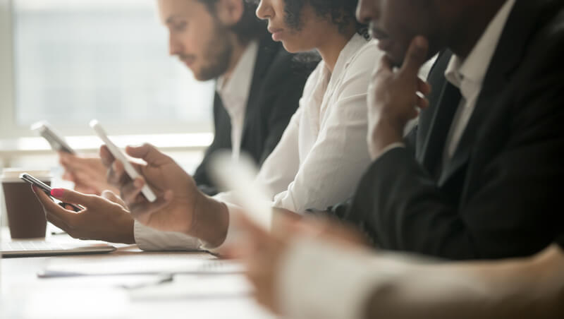 低頭族變「會議公敵」！哪些企業開始禁止員工開會滑手機？