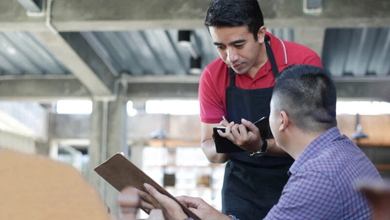 傾聽不難，回應才是關鍵！服務生一句話，就能決定小費差距