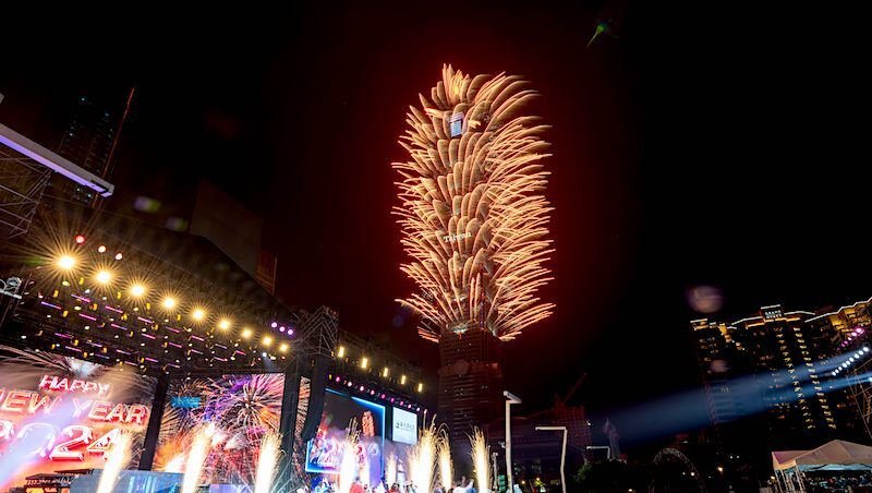 台北101國慶煙火10點施放！12分鐘＋500台無人機，觀賞地點、交通管制一次看