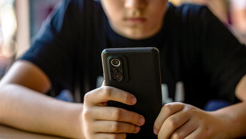 應該在孩子幾歲時給手機？心理學家：先做好這2件事再給