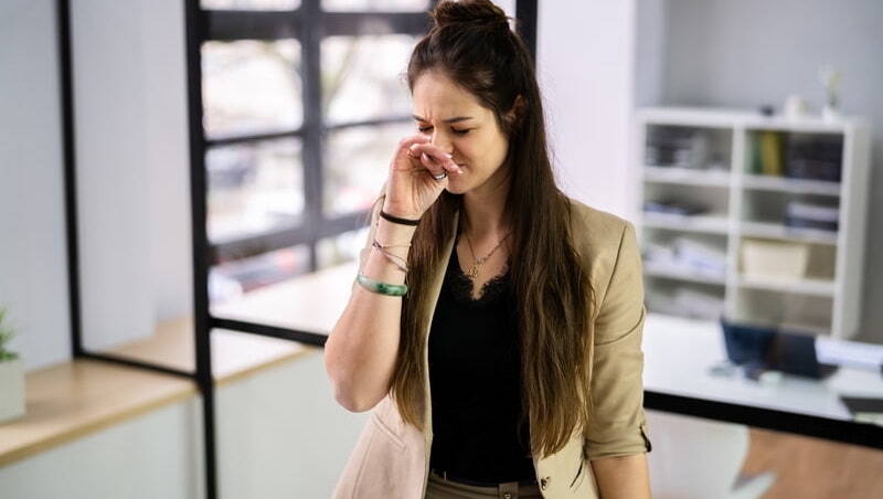 發現同事有異味卻不敢講？專家教你一句「高EQ提醒法」，反而讓人感謝你