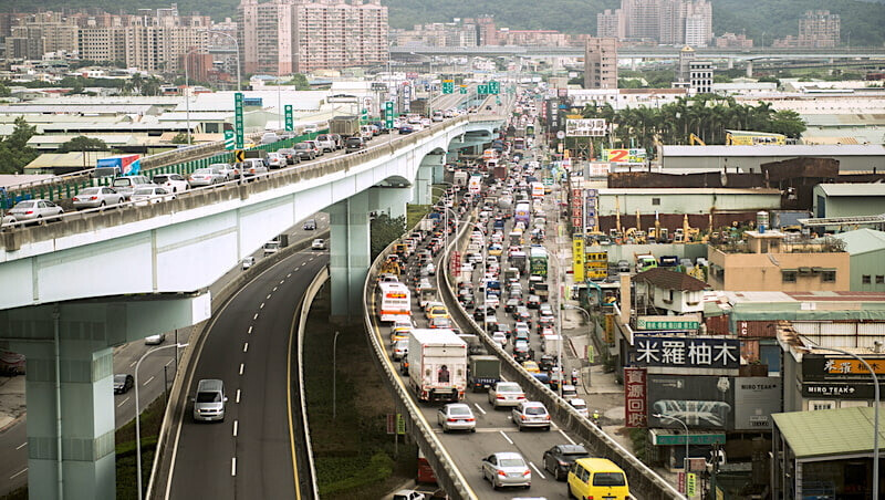 雙十國慶連假國道高乘載管制！匝道封閉、替代道路、暫停收費、好走時段總整理