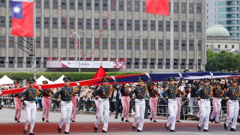 2025全台國慶升旗典禮懶人包》總統府＆各縣市時間地點、直播、交通一次看