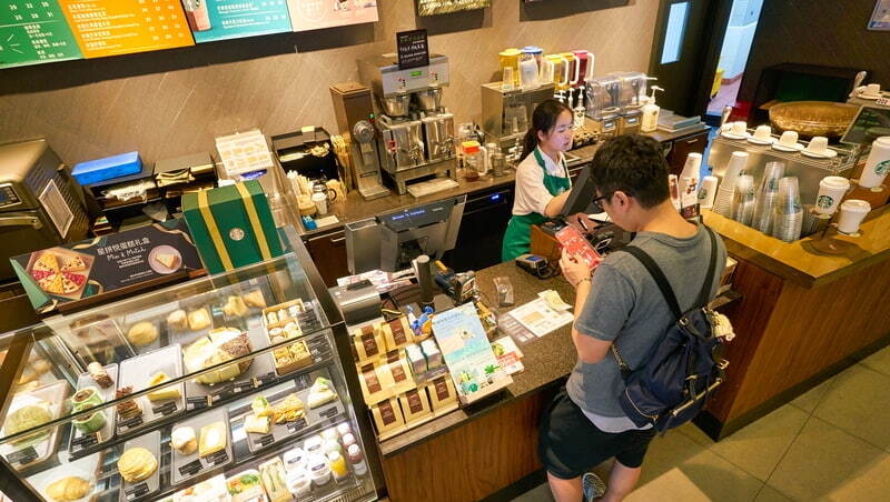 當年喝一杯是「中產夢」，如今賣股求生！星巴克中國為何淪平價咖啡陪跑者？