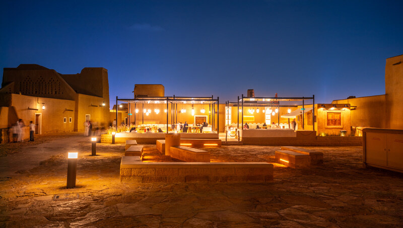 年輕人穿白袍、戴黑紗喝啤酒，沙烏地阿拉伯吹起「無酒精酒吧」新潮流