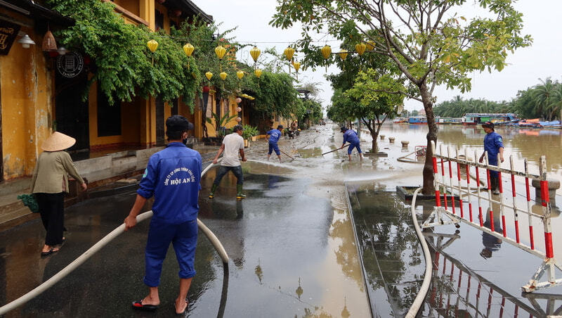 樂觀精神感動無數人！2週挨2颱又遇洪，越南災民笑說「嘿，我還活著」