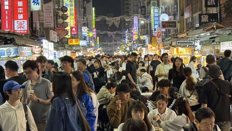 TWICE發威！18萬粉絲塞爆高雄、捷運運量創新高，估創造5億產值