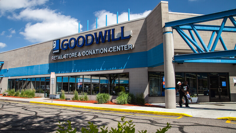 8美元買到萬元精品！120歲阿公級二手店開進富人區，年營收破千億