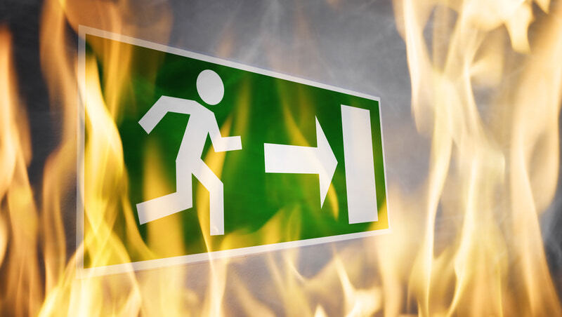 香港大火》火災逃生避難完整指南：為何千萬別躲浴室？5大致命錯誤別犯