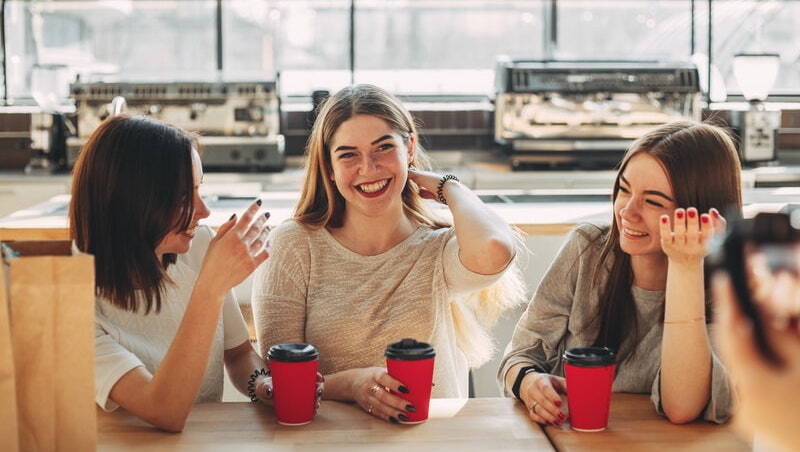 有些人認識十年仍客套，有些人一見面就能聊心事：關鍵不在熟不熟，而在這件事
