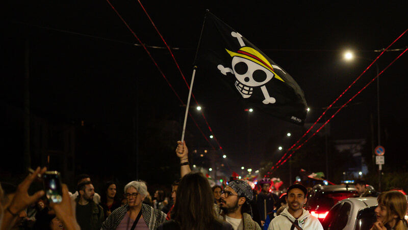 超越語言種族，Z世代高舉「海賊旗」抗爭！日本動漫如何成2025革命圖騰？