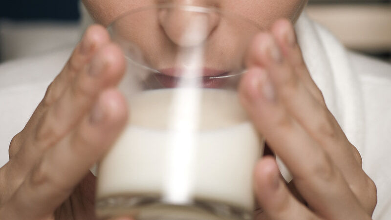 誤喝清潔劑怎麼辦？醫示警：別催吐、灌牛奶也有限！最關鍵是「這件事」