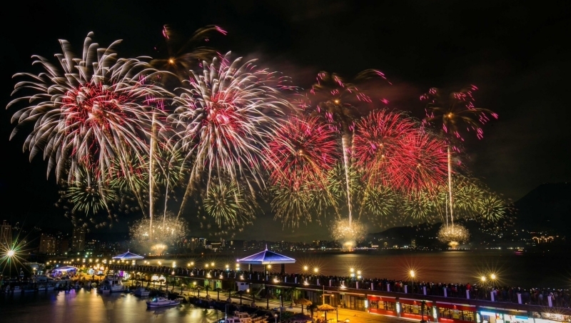 2026新北跨年》淡水1314跨河煙火！演唱會卡司、10大觀賞點、直播、交通全攻略