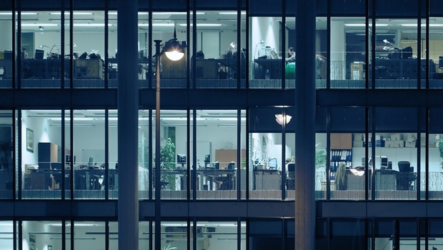 別把「同儕壓力」當團隊精神！為什麼你的部下總是在假裝加班？