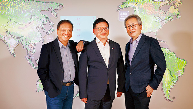 劉揚偉第一個用ChatGPT，鴻海推動90萬員工升級秘訣