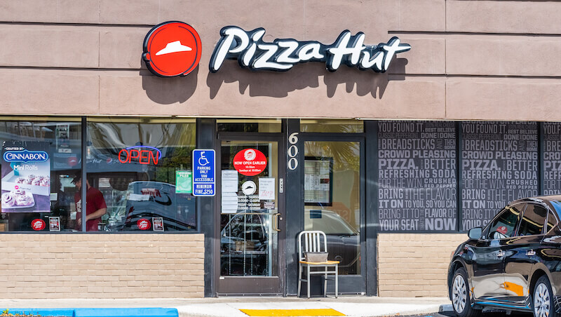 必勝客同店銷售額連8季下滑，母公司考慮出售...通膨和瘦瘦針害的？