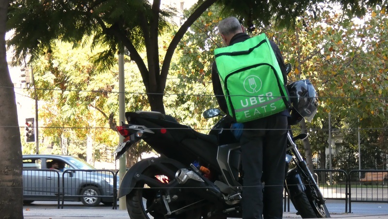 48歲萬事達卡前副總跑外送，揭「下流中產」困局：脫下西裝後，我成了隱形人