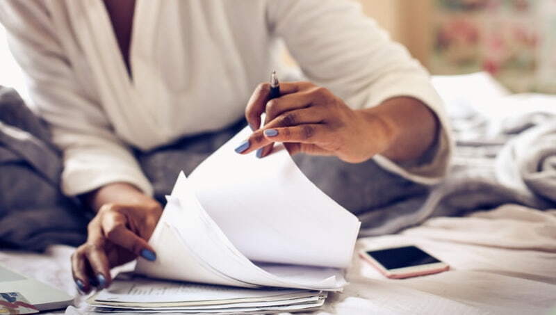 收入暴跌7成！AI正吞噬「一工作」：專業人士嘆幫AI改錯，像在親手挖職涯墳墓