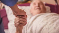 插管還是放手？校長爸爸離世前，給我的最後一堂課