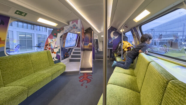 帶小孩搭車好焦慮？看瑞士如何打造「會說故事的車廂」，用設計化解家長壓力