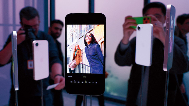 蘋果推平價iPhone、學生買得起的筆電，真正盤算是什麼？