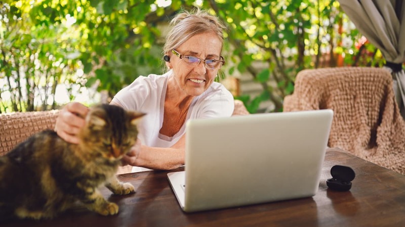 85歲不退休！美國阿嬤關掉公司轉職做「這行」，2小時賺1.6萬元