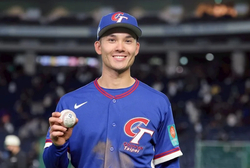 披上母親家鄉球衣！「費仔」費爾柴德轟出滿貫砲：很榮幸代表台灣