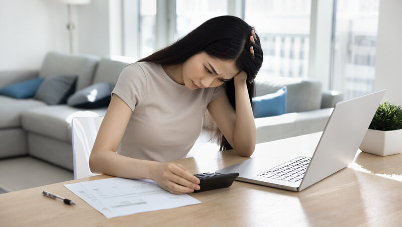 她深陷精緻窮循環，直到母親重病、存摺見底才清醒：毀掉未來的是這心態