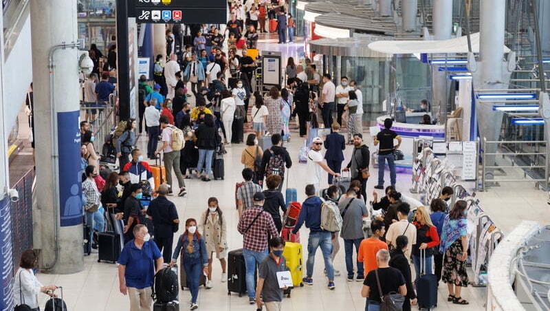 第一次帶孩子出國卻回不了家⋯中東戰火衝擊亞洲航線，千名旅客被迫滯留泰國