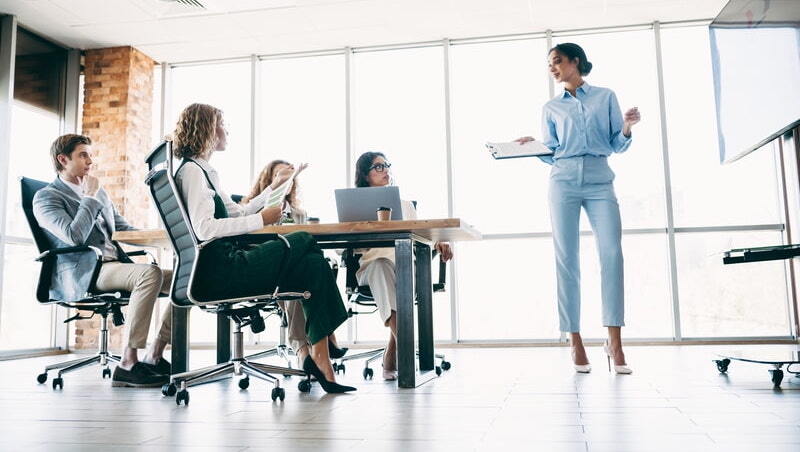 避開「安全牌」廢話！10個展現專業份量的英文句型