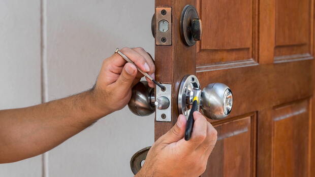 一個鎖匠開鎖花1分鐘、一個耗2小時，為何人們更願意付錢給效率差的人？