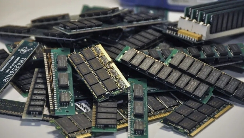 為什麼會有「記憶體之亂」？HBM供不應求、筆電成本飆40%，台廠該學台積電什麼？