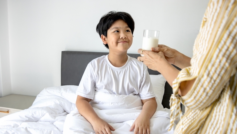 睡前喝牛奶讓孩子長不高？ 醫師揭關鍵原因