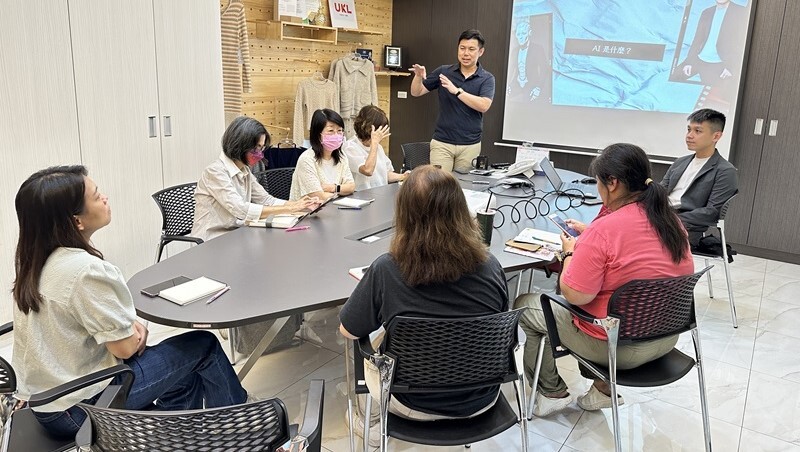 《AI創新百強》誤把GPT當男團？毛衣廠優織隆半年導入AI，設計倍速、覆蓋率80%