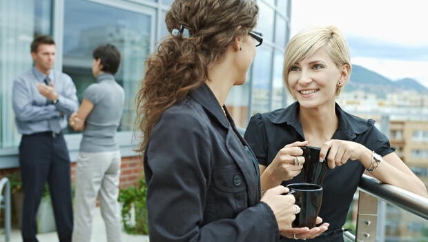 為何效率高的人更愛休息？瑞典職場的咖啡小憩：搞定同事比埋頭苦幹更重要