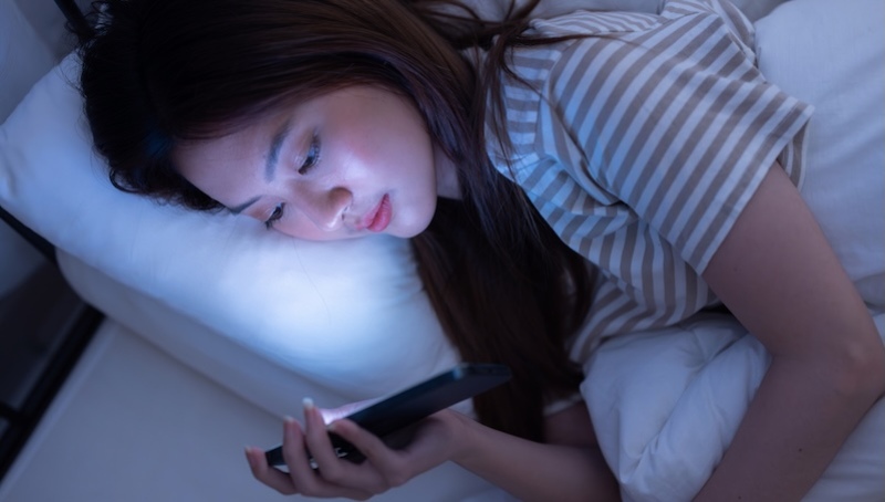 累到不行卻睡不著？醫學教授：別躺著，做這件事才睡得著