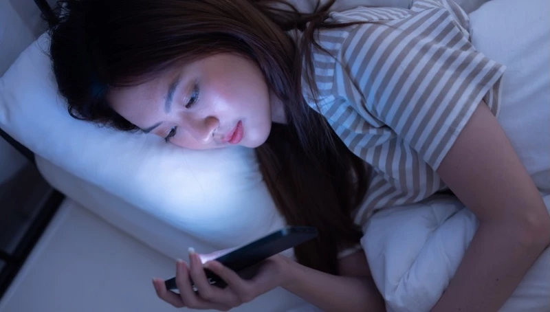 累到不行卻睡不著？醫學教授：別躺著，做這件事才睡得著。
