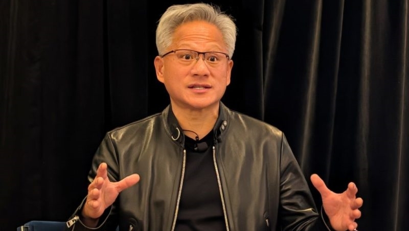 取代你的不是AI，是會用AI的同事！黃仁勳揭職場新生存法則，誰會先被超車？